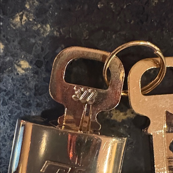 Louis Vuitton lock and two keys number 322 - Picture 2 of 3